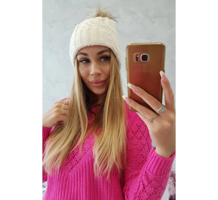 Fleecová kostkovaná čepice model 18750203 ecru - K-Fashion Fleecová kostkovaná čepice model 18750203 ecru - K-Fashion