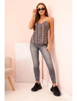 Dámsky top na ramienka s reťazou a geometrickým vzorom camel + black Dámsky top na ramienka s reťazou a geometrickým vzorom camel + black