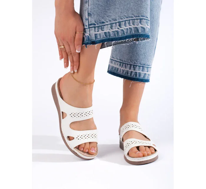 Exkluzívní dámské bílé nazouváky na plochém podpatku Exkluzívní dámské bílé nazouváky na plochém podpatku