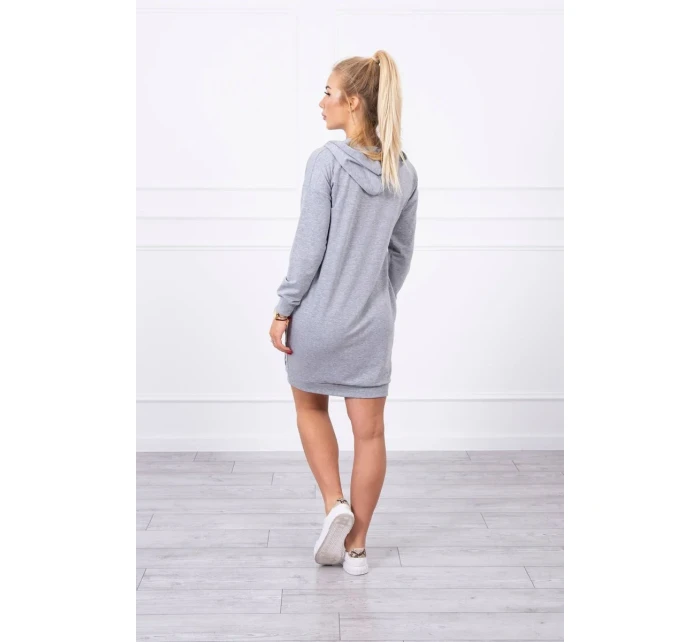 Šedé šaty s kapucí Šedé šaty s kapucí