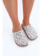 Lesklé dámské pantofle model 21681273 Šedé - Inblu Lesklé dámské pantofle model 21681273 Šedé - Inblu