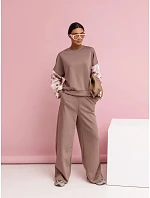 Ležérna súprava Cappuccino s rukávmi Buff a širokými nohavicami (557) Ležérna súprava Cappuccino s rukávmi Buff a širokými nohavicami (557)