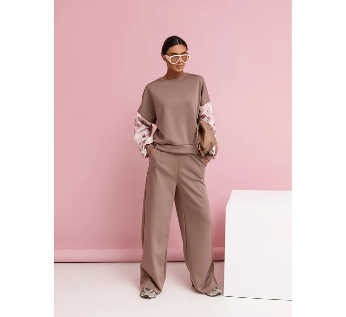 Ležérna súprava Cappuccino s rukávmi Buff a širokými nohavicami (557) Ležérna súprava Cappuccino s rukávmi Buff a širokými nohavicami (557)