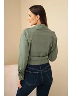 Dámská krátká model 22293776 viskózová bunda s páskem a klopami khaki - K-Fashion Dámská krátká model 22293776 viskózová bunda s páskem a klopami khaki - K-Fashion