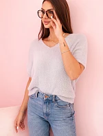 Dámsky sveter s mäkkou kožušinou a krátkym rukávom do V sivej farby