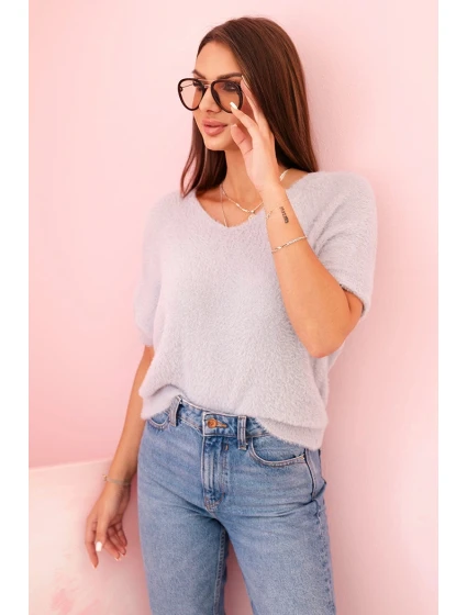 Dámský svetr z měkkého model 21291589 s výstřihem do V krátkým rukávem šedý - K-Fashion