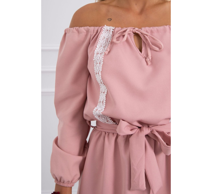 Šaty s odhalenými ramenami a čipkou v púdrovo ružovej farbe