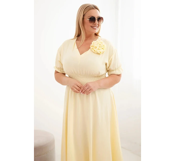 Dámské šaty Plus Size s výstřihem do V a nařaseným pasem žlutá