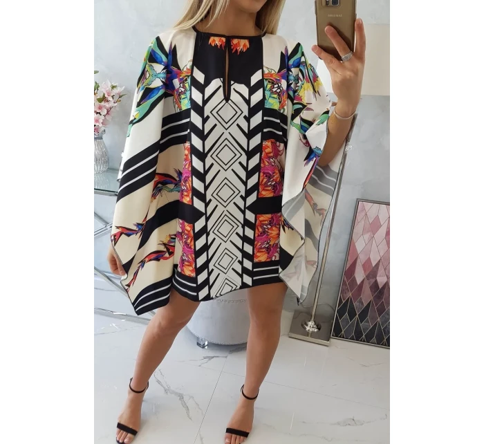 Netopierie šaty s viazaním v páse bielej