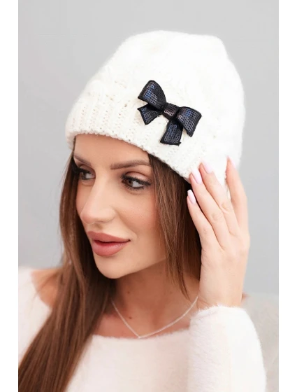 Dámska zimná čiapka s ozdobnou mašľou a vrkočovým vzorom K438 ecru Dámska zimná čiapka s ozdobnou mašľou a vrkočovým vzorom K438 ecru