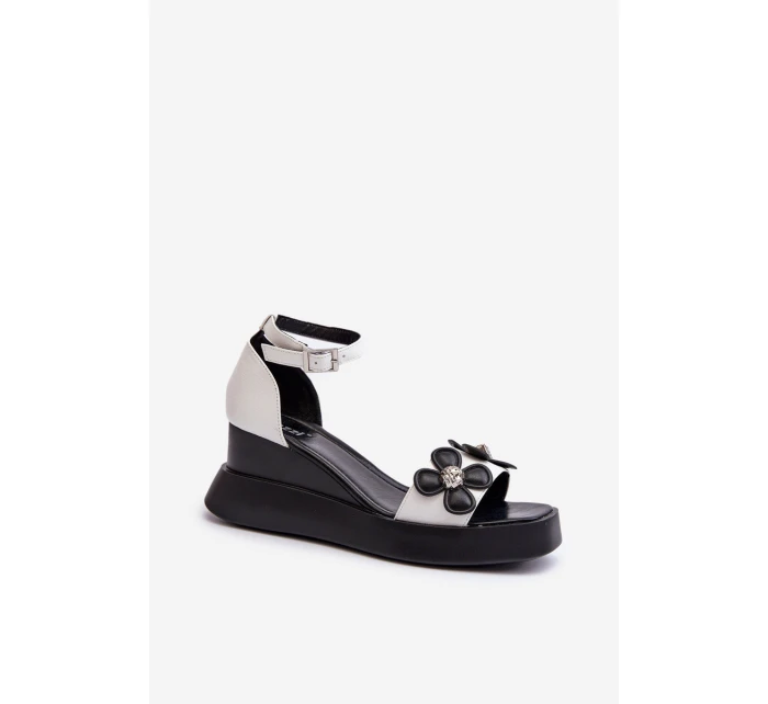 Sandały Damskie Na Platformie I Koturnie Z Kwiatami Białe Foviana