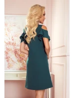 Trapézové dámské šaty v lahvově zelené barvě s volánky na ramenou model 17009601 - numoco Trapézové dámské šaty v lahvově zelené barvě s volánky na ramenou model 17009601 - numoco