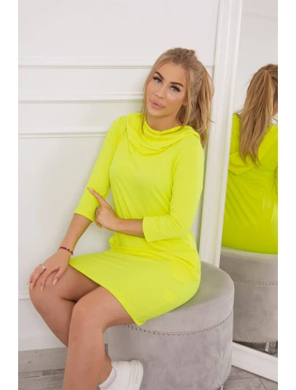 Šaty s kapucí a kapsami žluté neonové barvy Šaty s kapucí a kapsami žluté neonové barvy