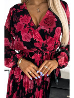 Plisované dámské šaty s výstřihem, dlouhými rukávy, páskem a se vzorem růží na pozadí model 18526721 - numoco basic