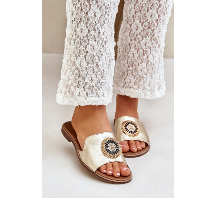 Kožené sandály s ozdobou na plochém podpatku Zazoo model 21682450 zlaté - Boto Kožené sandály s ozdobou na plochém podpatku Zazoo model 21682450 zlaté - Boto