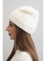 Dámská zimní čepice s vlnou a ozdobným pletením s perličkami model 21783059 ecru - K-Fashion Dámská zimní čepice s vlnou a ozdobným pletením s perličkami model 21783059 ecru - K-Fashion