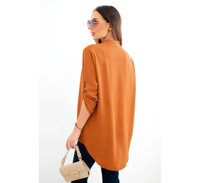 Halenka s delším zadním dílem tmavě camelová