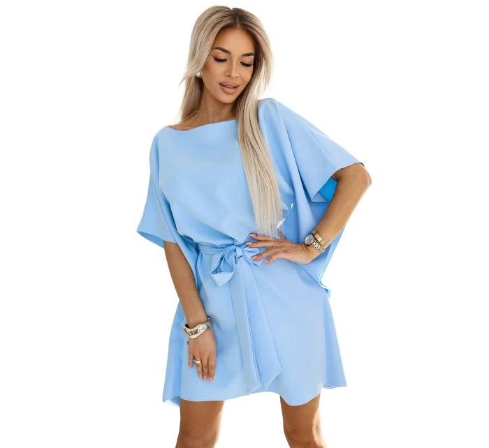 model 20916071 SOFIA Motýlí šaty se zavazováním v pase pastelově MODRÉ - numoco