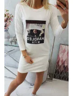 Rukoväť sa šaty s potlačou vo farbe ecru Rukoväť sa šaty s potlačou vo farbe ecru