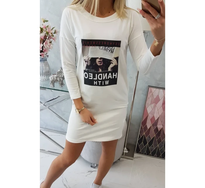 Rukoväť sa šaty s potlačou vo farbe ecru Rukoväť sa šaty s potlačou vo farbe ecru