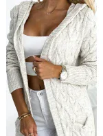 Béžový dámský kardigan přehoz přes oblečení s kapucí, kapsami a copánkovým vzorem model 18838309 - numoco basic Béžový dámský kardigan přehoz přes oblečení s kapucí, kapsami a copánkovým vzorem model 18838309 - numoco basic