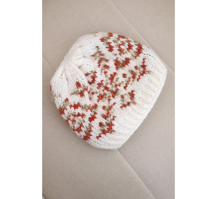 Dámska zimná čiapka s farebnými vzormi a hrubým úpletom K353 white+orange