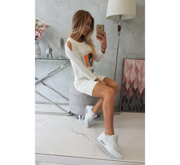 Šaty s 3D v barvě ecru model 18744132 - K-Fashion Šaty s 3D v barvě ecru model 18744132 - K-Fashion