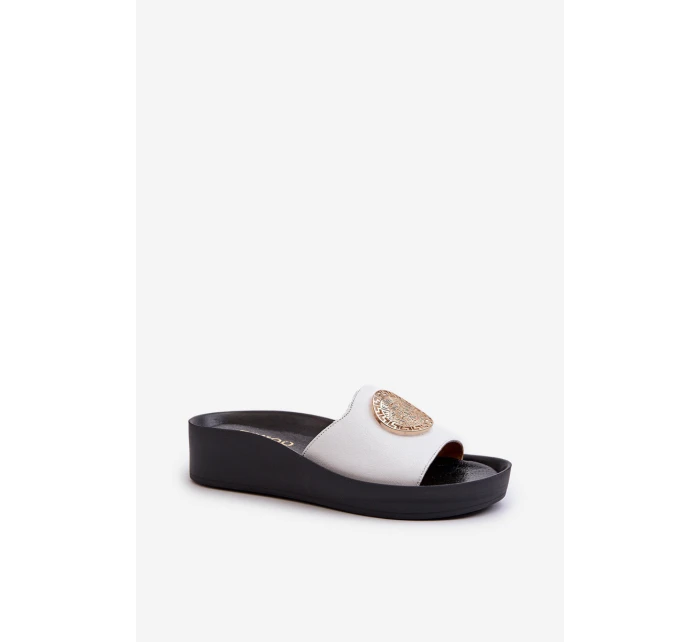 Zazoo 2920 Skórzane Klapki Damskie Na Koturnie Ze Złotym Detalem Białe Zazoo 2920 Skórzane Klapki Damskie Na Koturnie Ze Złotym Detalem Białe