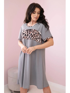 Šaty s leopardím vzorom šedej farby