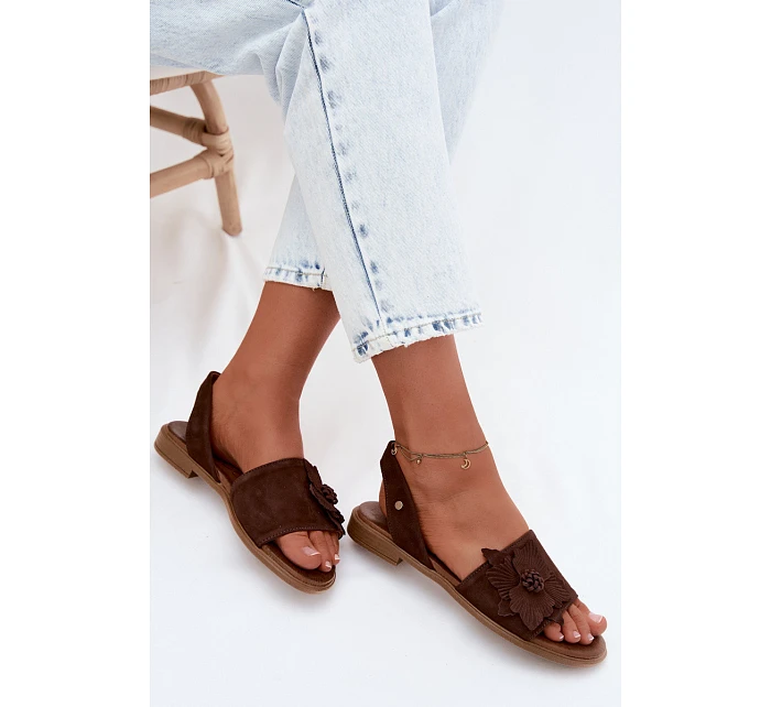 Kožené semišové sandály na nízkém podpatku s ozdobným květem model 22122974 Čokoládové - Zazoo