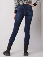 Tmavomodré džínsy s vysokým pásom