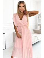Plisované dámské šaty v broskvové barvě s výstřihem a zlatým řetízkem model 22309651 - numoco basic