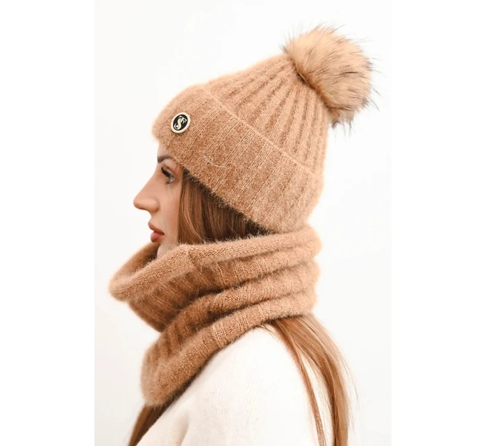 Dámska zimná súprava s bambulou a ťavím komínom Dámska zimná súprava s bambulou a ťavím komínom