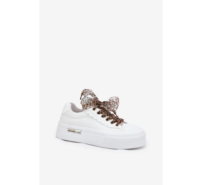 Dámské tenisky na masivní platformě s ozdobným šněrováním bílé model 21689278 - Boto Dámské tenisky na masivní platformě s ozdobným šněrováním bílé model 21689278 - Boto