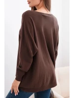 Dámsky sveter s dlhším chrbtom a vyrazenou hviezdou hnedej farby Dámsky sveter s dlhším chrbtom a vyrazenou hviezdou hnedej farby