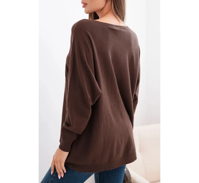 Dámsky sveter s dlhším chrbtom a vyrazenou hviezdou hnedej farby Dámsky sveter s dlhším chrbtom a vyrazenou hviezdou hnedej farby