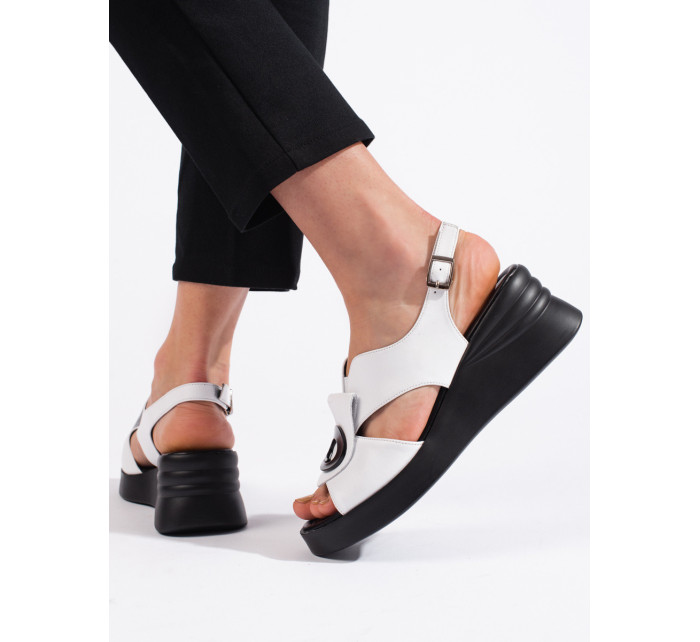 Pekné biele sandále na klinoch pre ženy