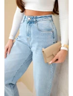 Dámske džínsy s vysokým pásom a voľnou nohou Dámske džínsy s vysokým pásom a voľnou nohou