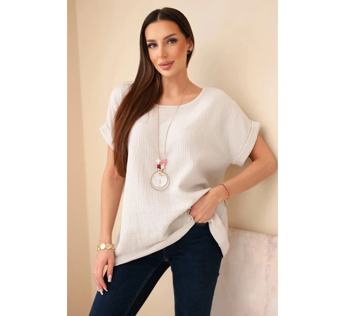 Mušelínová blúzka s náhrdelníkom béžová