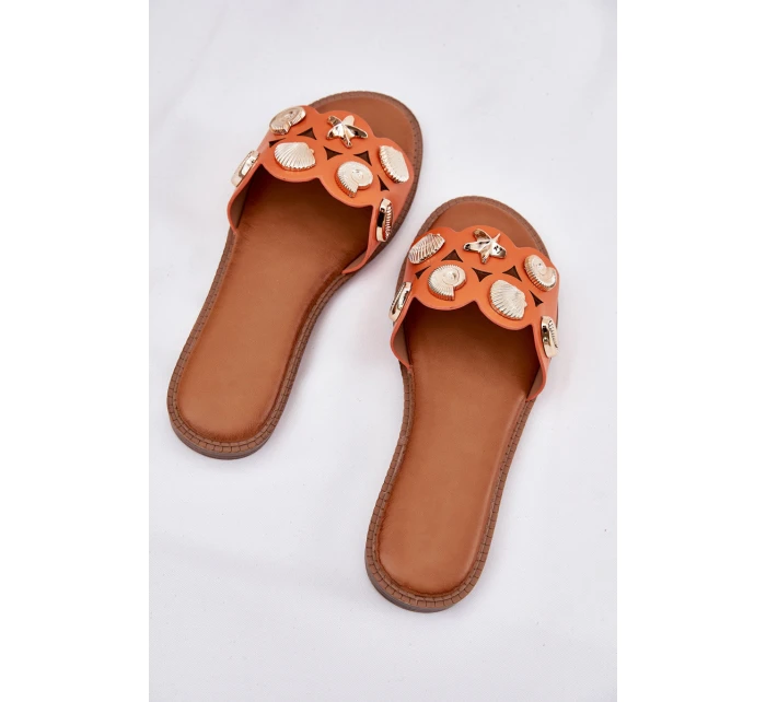 Dámské Pantofle Na Plochém Podpatku Se Zlatými Přívěsky Oranžové model 21699012 - Boto Dámské Pantofle Na Plochém Podpatku Se Zlatými Přívěsky Oranžové model 21699012 - Boto