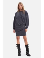 B298 Pletené šaty s bočnými záhybmi - oceľové