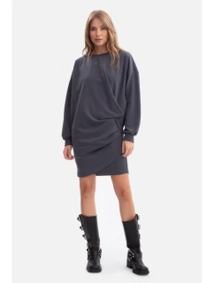 B298 Pletené šaty s bočnými záhybmi - oceľové