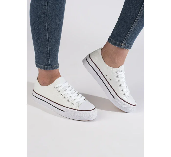 Zaujímavé biele tenisky pre ženy bez podpätku Zaujímavé biele tenisky pre ženy bez podpätku