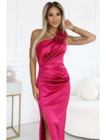 Dlouhé saténové šaty na jedno rameno s růží a rozparkem | Růžová model 21097872 - numoco basic