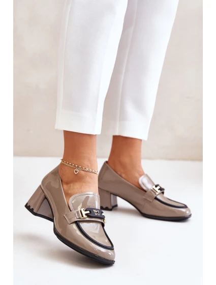 Lakierowane Półbuty Damskie Na Obcasie Z Ozdobą Artiker 55C1054 Beżowe