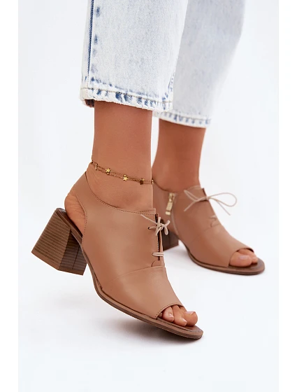Kožené sandály na podpatku s šněrováním model 22185444 Cappuccino - Zazoo Kožené sandály na podpatku s šněrováním model 22185444 Cappuccino - Zazoo
