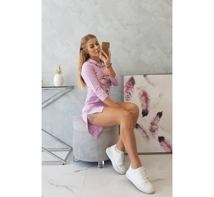 Šaty s dlhším chrbtom a farebnou potlačou fialovej farby