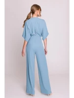 Kombinéza s širokými nohavicemi a výstřihem nebesky modrá model 20966157 - STYLOVE Kombinéza s širokými nohavicemi a výstřihem nebesky modrá model 20966157 - STYLOVE