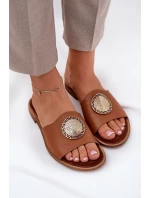 model 21686332 Kožené Pantofle Na Plochém Podpatku S Dekorací Camel - Zazoo