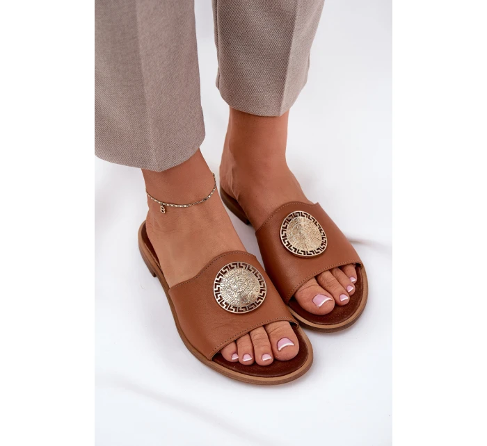 model 21686332 Kožené Pantofle Na Plochém Podpatku S Dekorací Camel - Zazoo